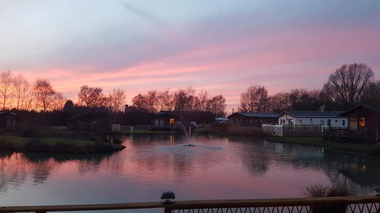 Luxury Lakeside Lodge L2 With Hot Tub Situated At Tattershall Lakes Country Park Exterior foto