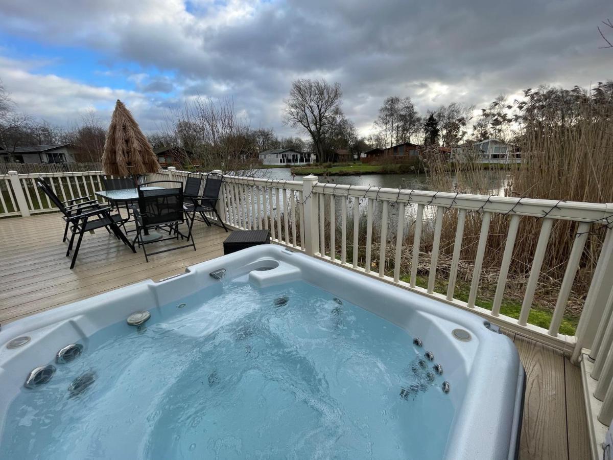 Luxury Lakeside Lodge L2 With Hot Tub Situated At Tattershall Lakes Country Park Exterior foto