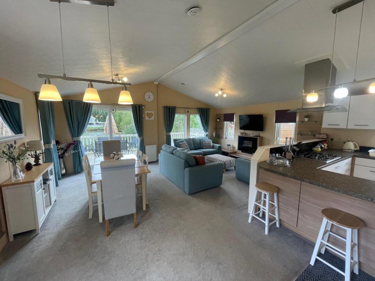 Luxury Lakeside Lodge L2 With Hot Tub Situated At Tattershall Lakes Country Park Exterior foto