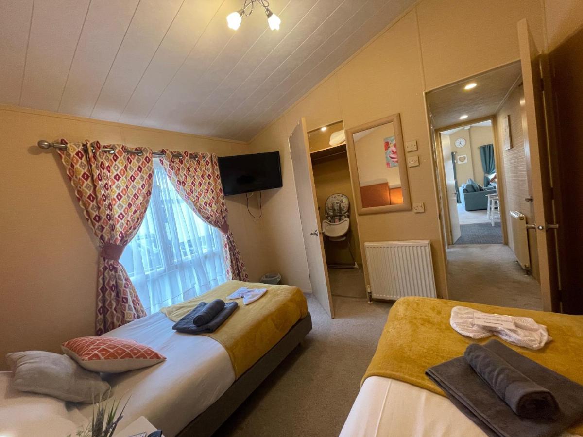 Luxury Lakeside Lodge L2 With Hot Tub Situated At Tattershall Lakes Country Park Exterior foto