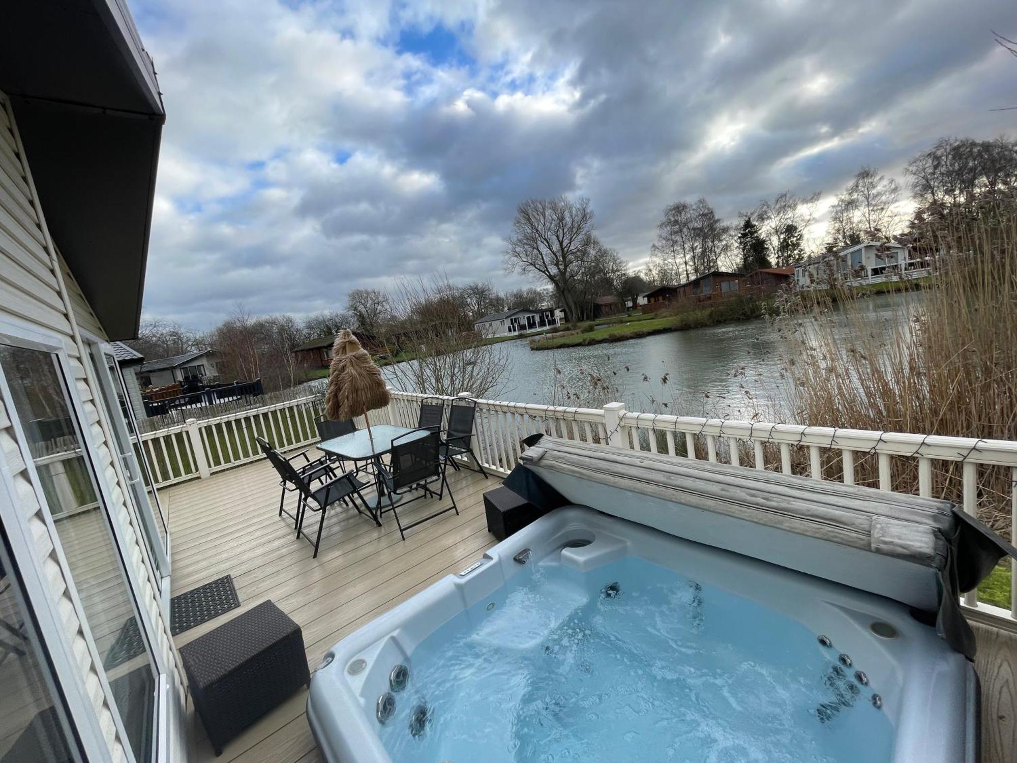 Luxury Lakeside Lodge L2 With Hot Tub Situated At Tattershall Lakes Country Park Exterior foto