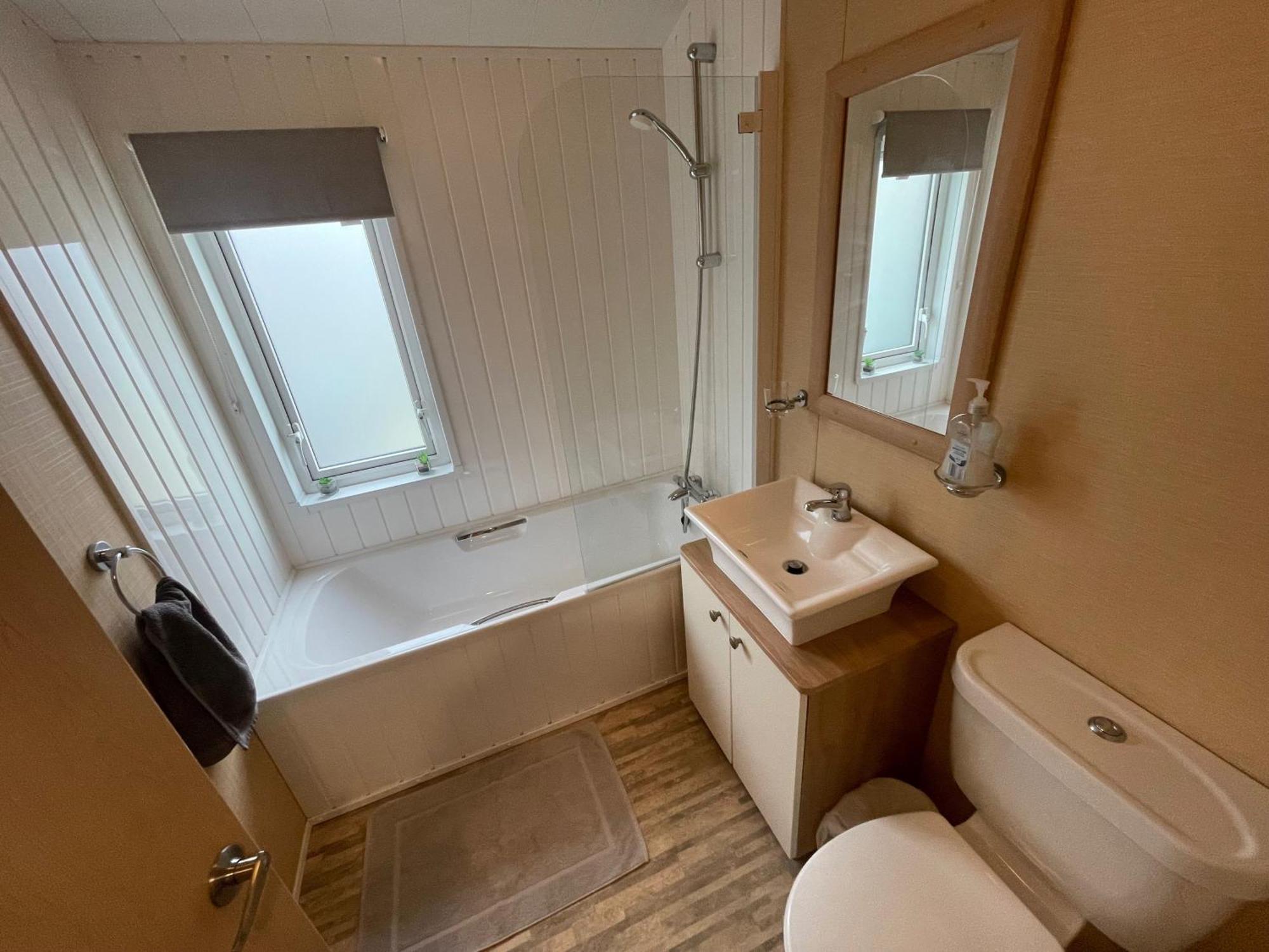 Luxury Lakeside Lodge L2 With Hot Tub Situated At Tattershall Lakes Country Park Exterior foto