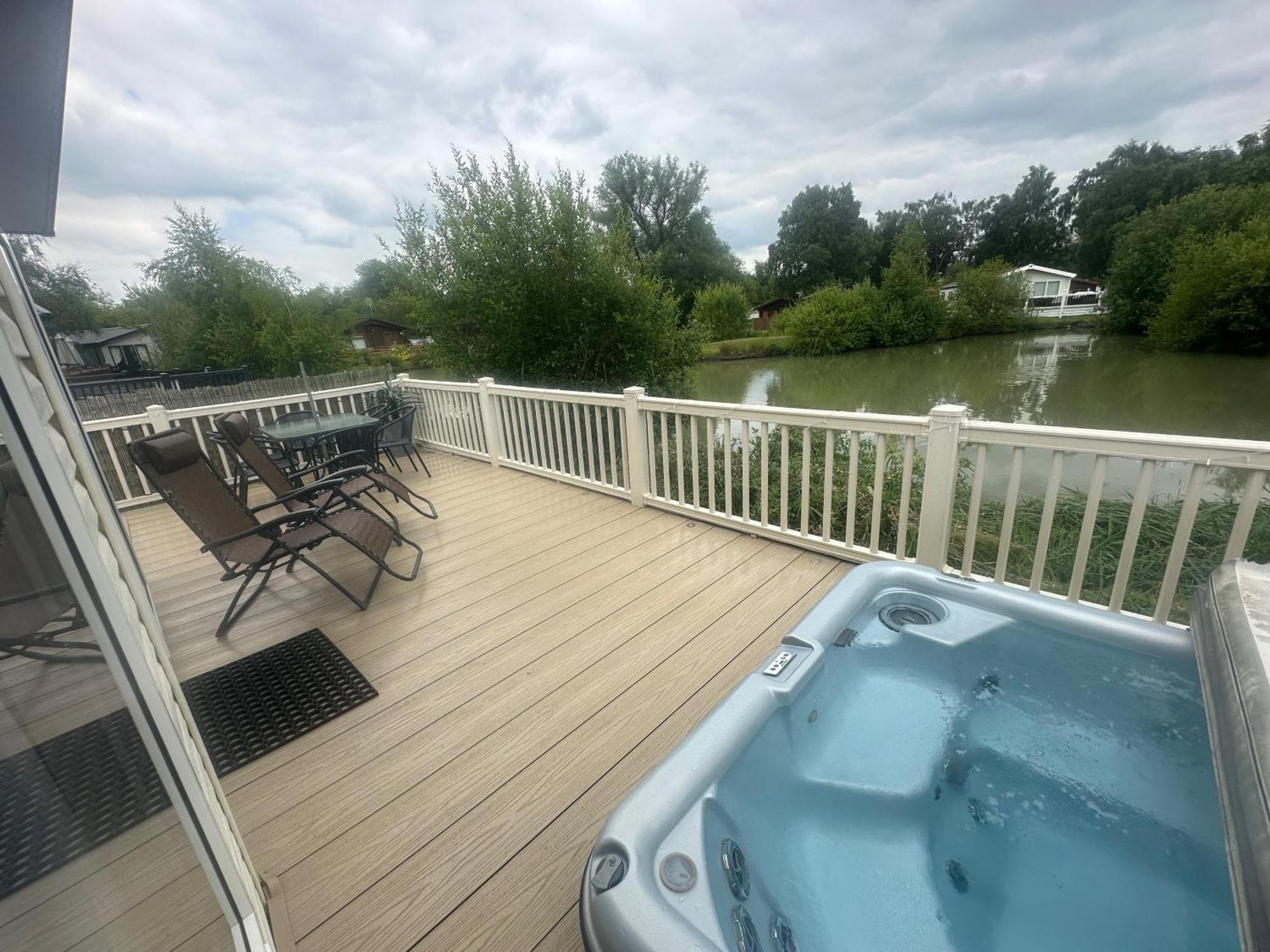 Luxury Lakeside Lodge L2 With Hot Tub Situated At Tattershall Lakes Country Park Exterior foto