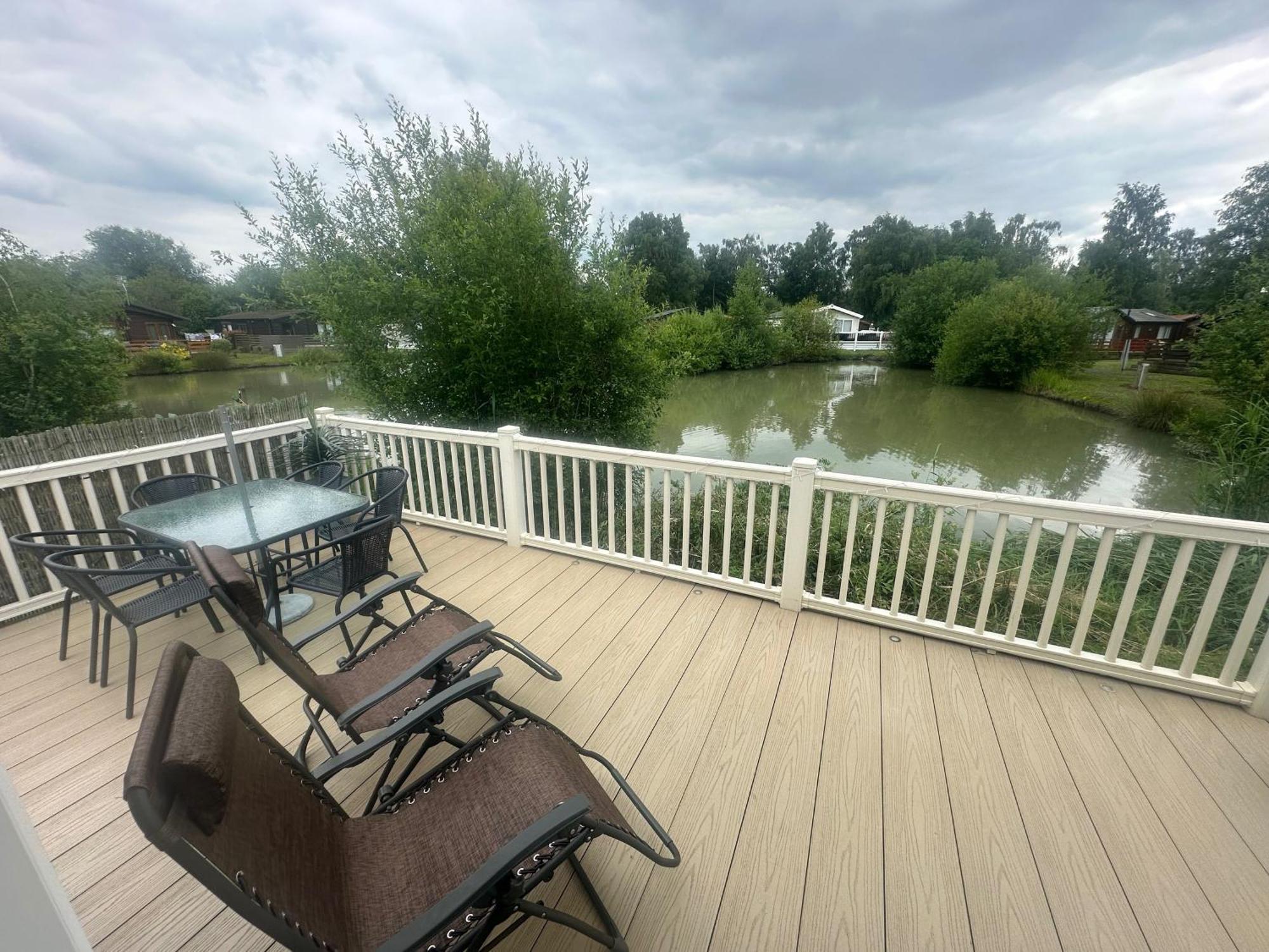 Luxury Lakeside Lodge L2 With Hot Tub Situated At Tattershall Lakes Country Park Exterior foto